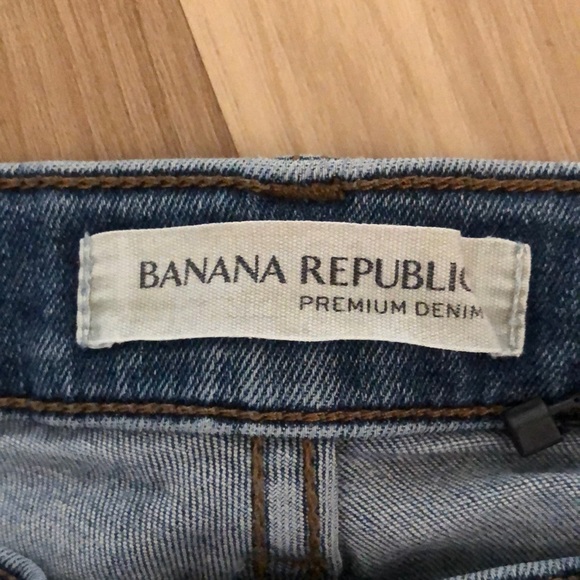 BANANA REPUBLIC STRAIGHT DISTRESSED Jeans Size 28. Pant length is 28” - Picture 3 of 6